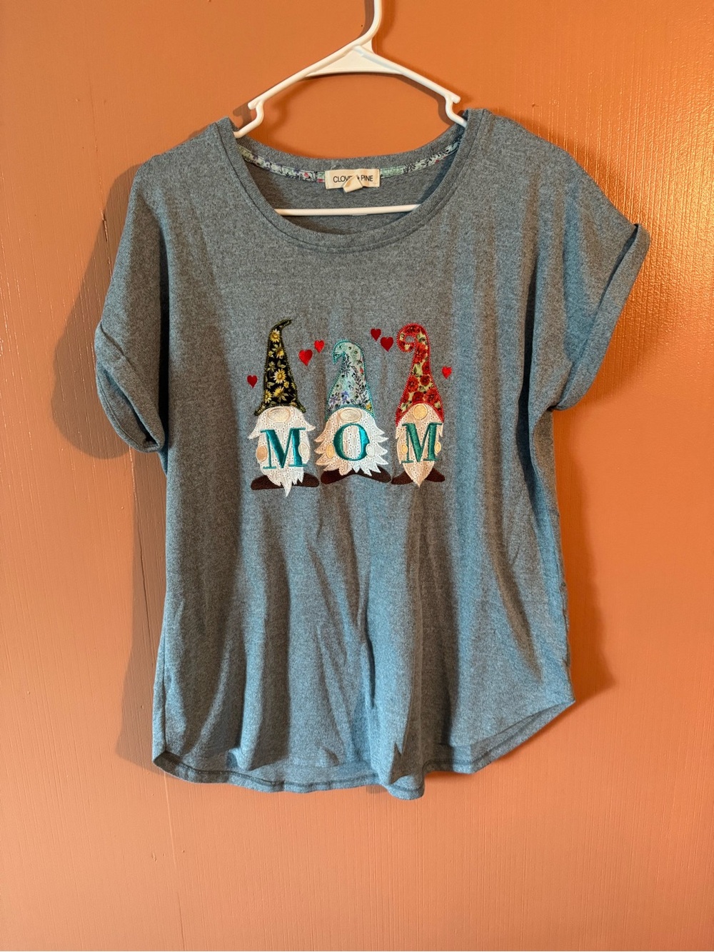 Clover & Pine “Mom Gnomes” Graphic Tee — Large